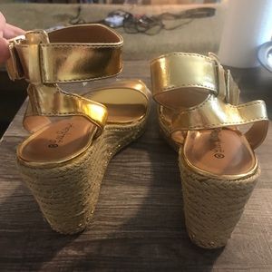 Lilly Pulitzer Gold wedge sandals
